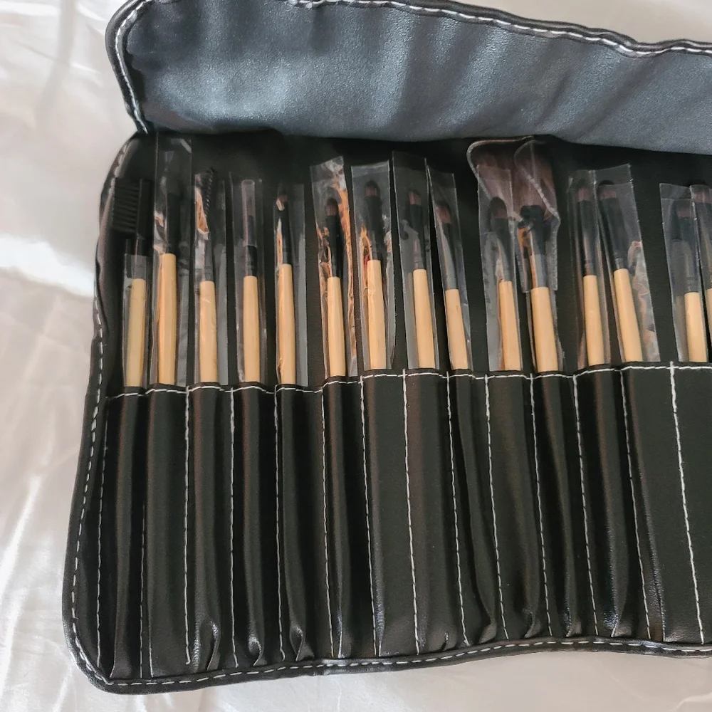6/23 24PIECE MAKEUP BRUSH SET